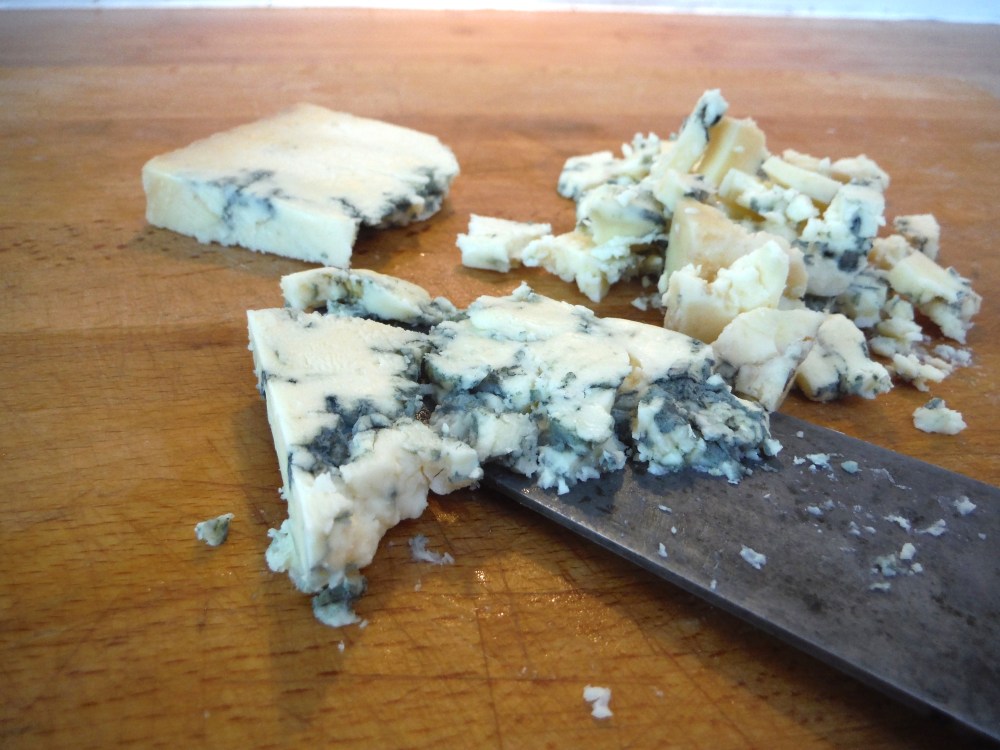 刻んだブルーチーズ crumbled blue cheese