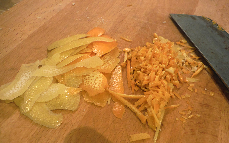 刻んだオレンジとレモンの皮