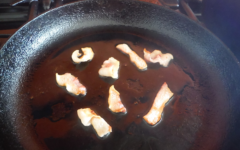 焼いているベーコンの油