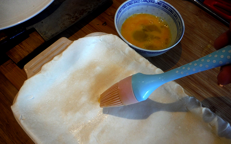 ペーストリーに溶き卵を塗る