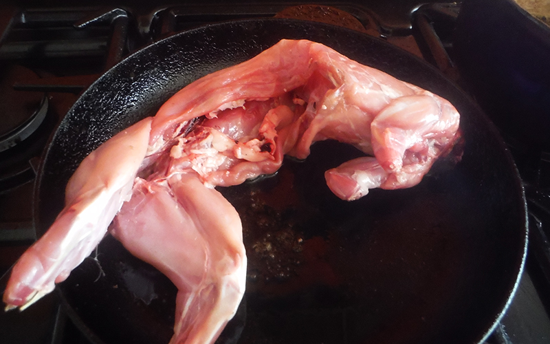 焼いているウサギ