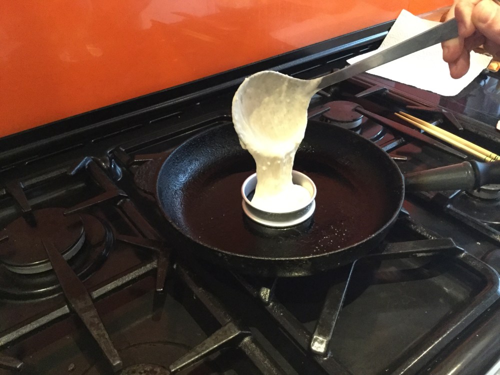 クランペットの生地を入れる