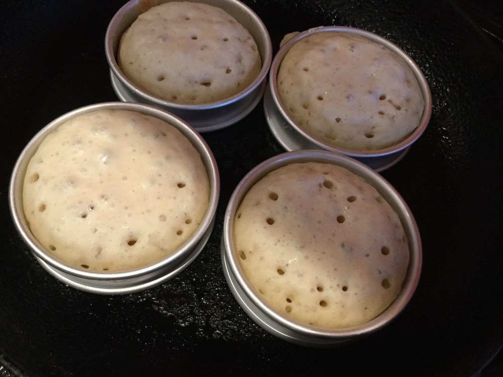 焼いているクランペット