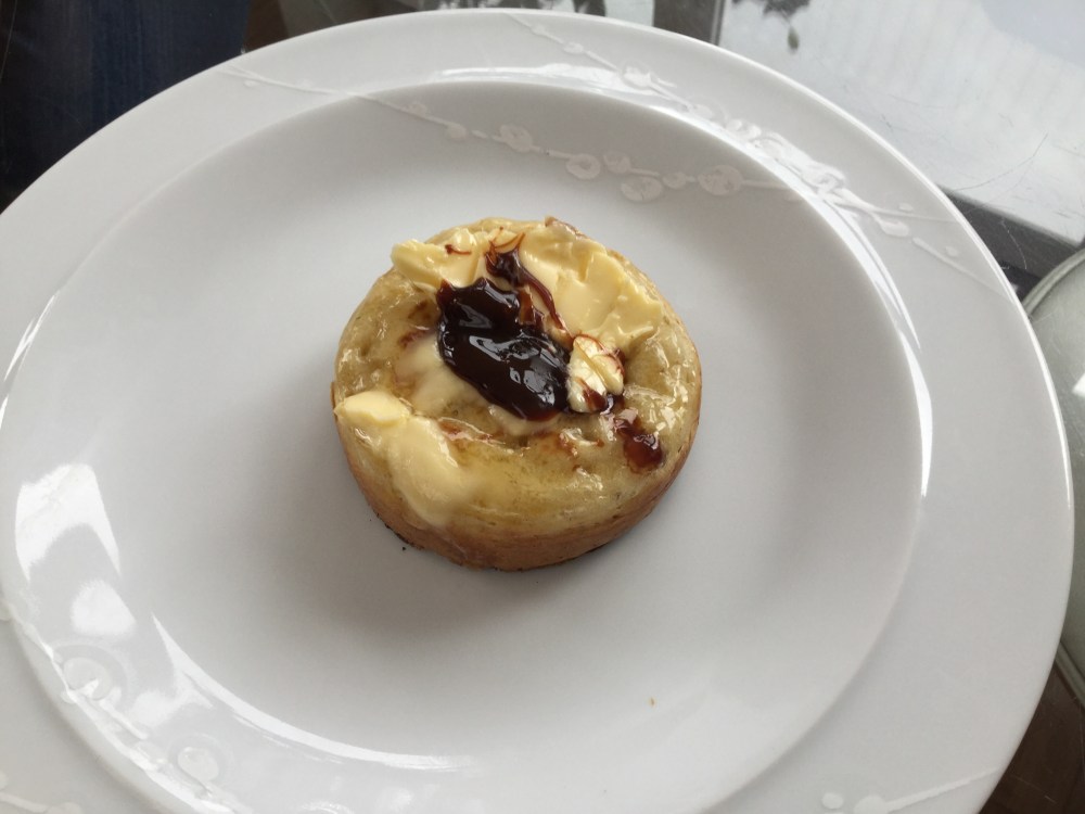 バターとマーマイトが塗られたクランペット