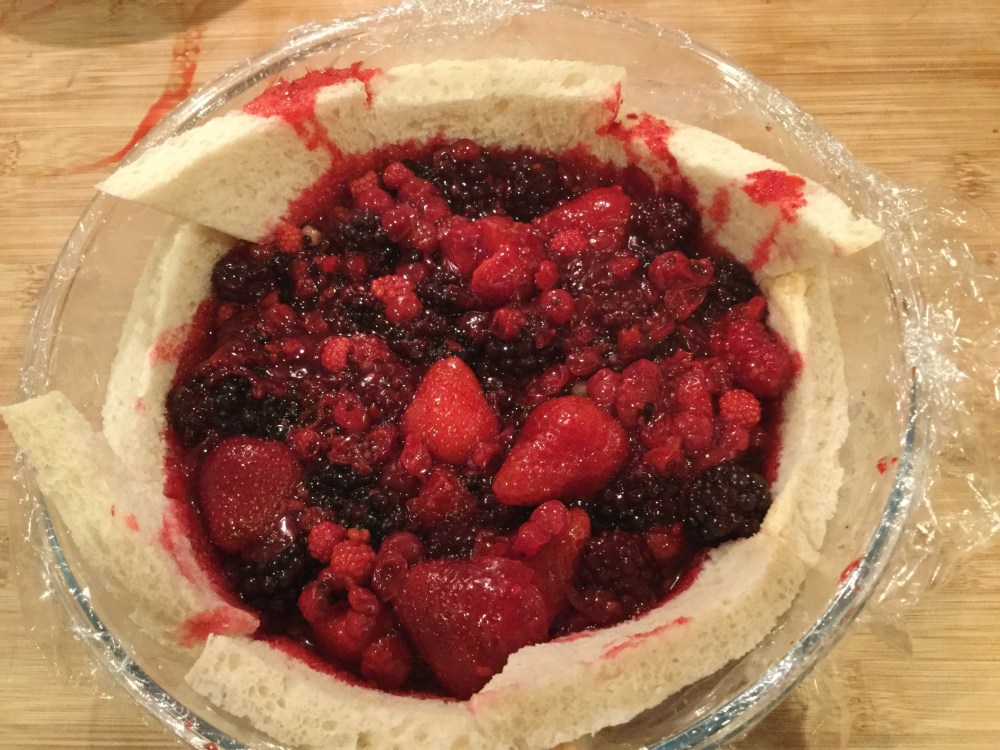 ボールに入るベリーとパン