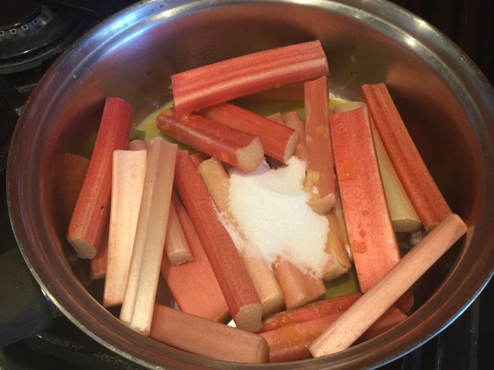 鍋に入るルバーブ